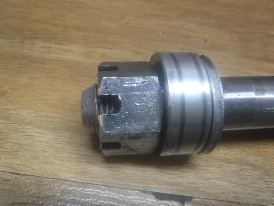 2/ 1975 75 SUZUKI GT380 GT 380 OEM EJE TRASERO LLANTA RUEDA TRASERA EJE PERNO PIVOTANTE Foto 4 de 4