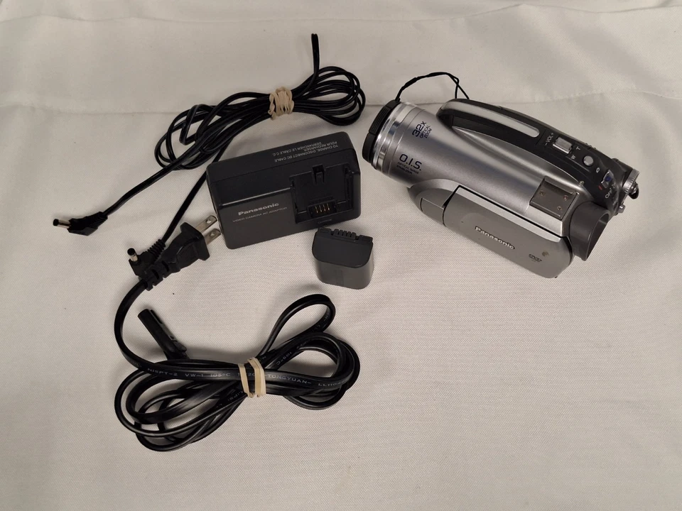 Panasonic VDR-D210 DVD Camcorder - Image 2 of 4