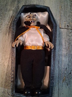 VINTAGE VAMPIRE DRACULA In COFFIN 1990 HALLOWEEN Musical Non-working 