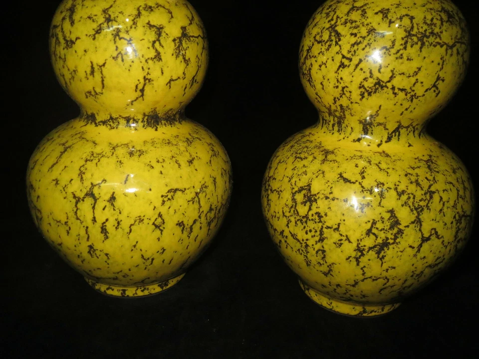 Un par de jarrones de porcelana Hulu esmaltados amarillos hechos por Yongzheng en la dinastía Qing Foto 3 de 4