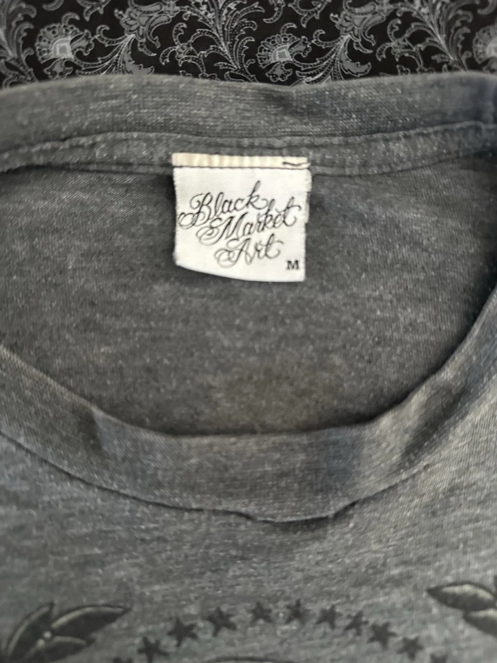   Black Market Art Co. Med. Arte vintage, motociclista, motocicleta, sobrancelha baixa. Tatuagem em excelente estado usado - Imagem 4 de 4