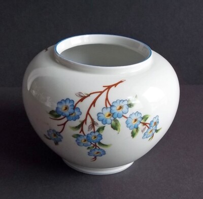 Bauchige Porzellan-Vase Kahla mit blauen Blumen cremeweiß wohl um 1940