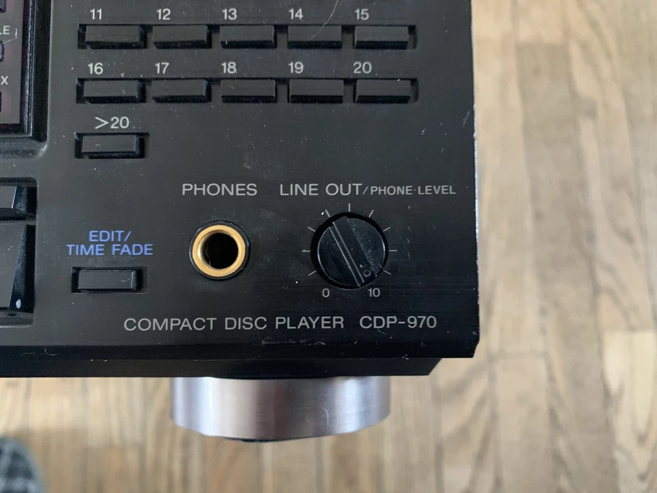 Sony CDP 970 with remote (RM-D570) and original manual - Image 2 of 4