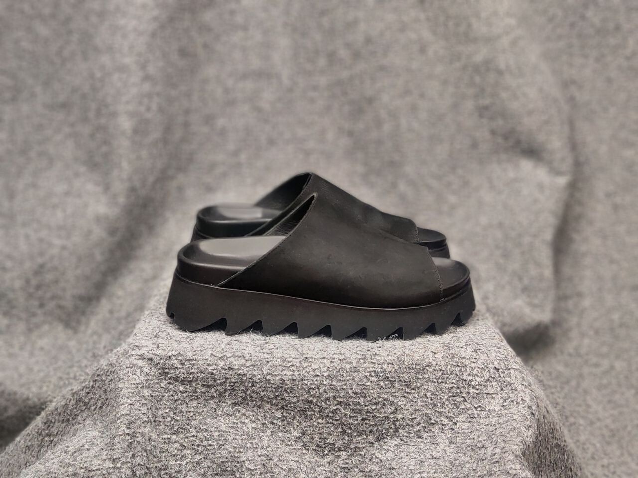 SAOLA Sandali ciabatte design etichetta Rundholz suola grande nero