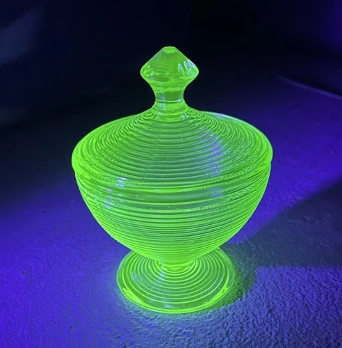 Vtg 4-3/4” Old English” Indiana Glass Uranium Green Depression Covered Dish