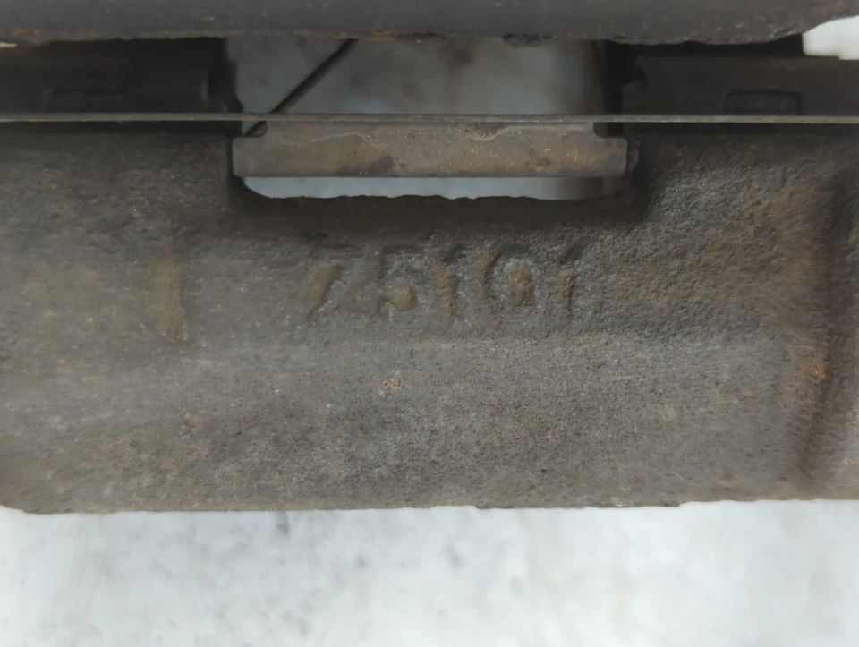 Pinza de freno derecha pasajero delantero Chevrolet Suburban YSFZQ Foto 2 de 4