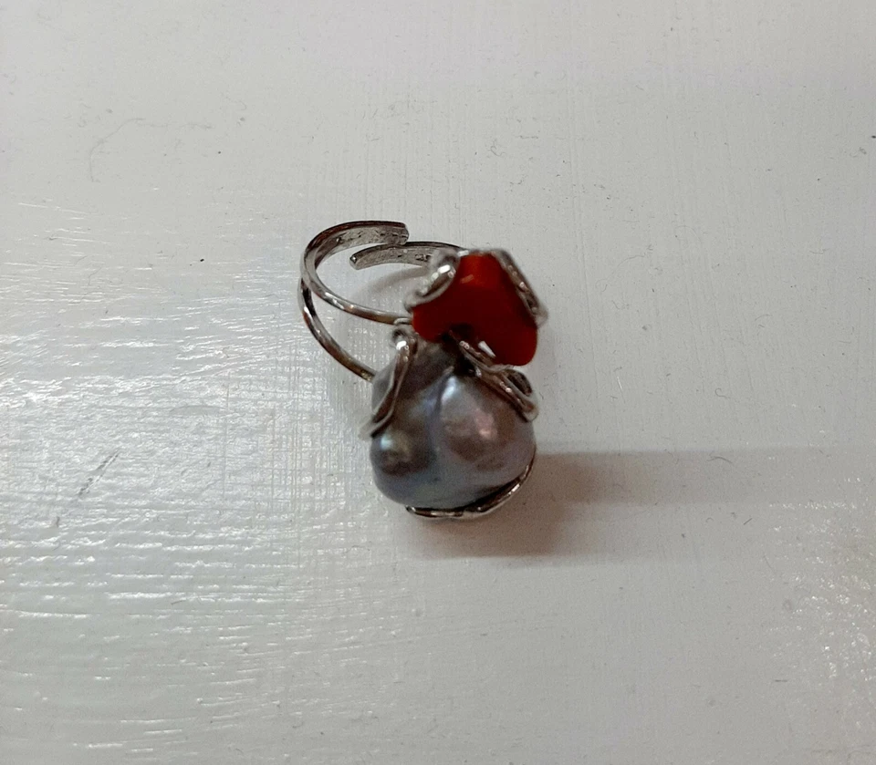 Anello in Argento 925 con Corallo Rosso Naturale e Perla Grigia regolabile - Immagine 4 di 4