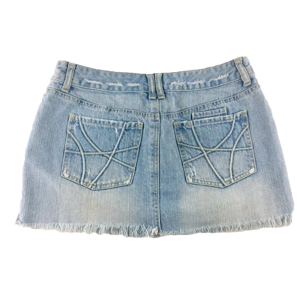 Minifalda Aeropostale Denim Distressed Y2K 3/4 lavado ligero dobladillo corto bigotes usada en excelente estado Foto 2 de 4