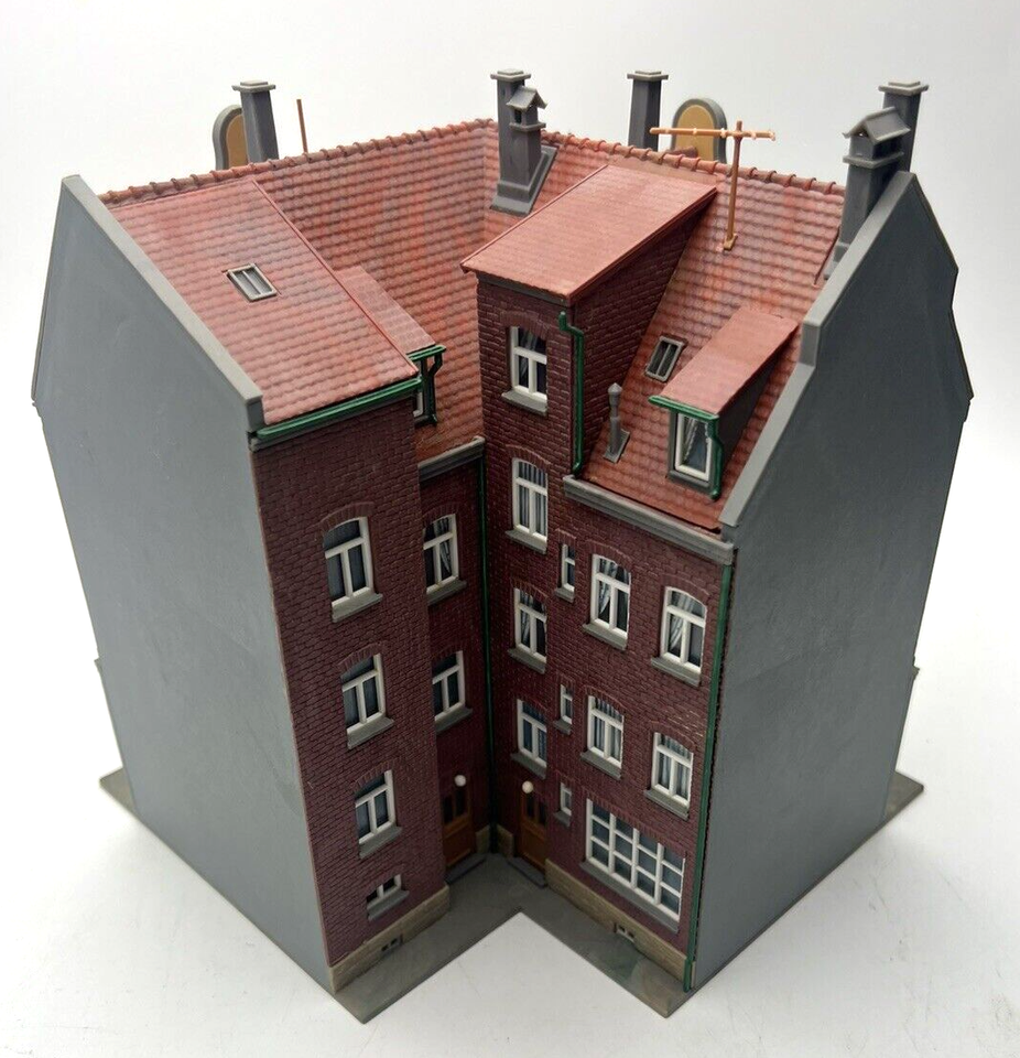 KIBRI 38350 APARTMENT CORNER HOUSE HO SCALE FOR MODEL TRAIN OR VILLAGE