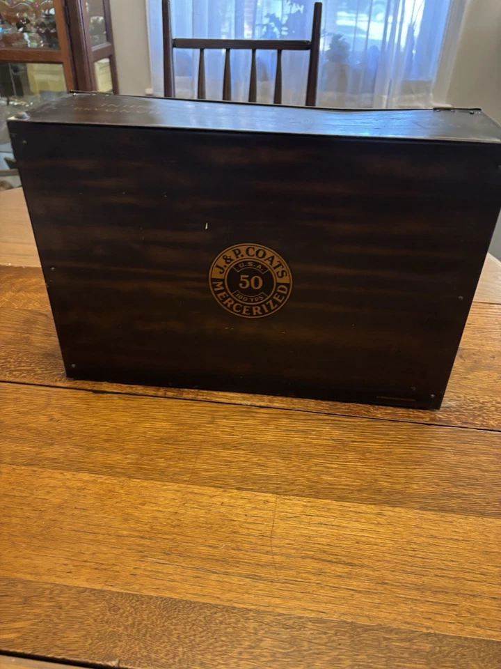 Antiguo carrete de encimera/gabinete de rosca JP Coats de metal con 70+ carretes de madera Foto 3 de 4