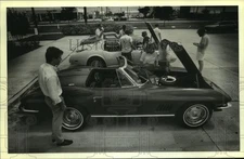 1989 Press Photo Classic car admirers at the Crescent City Corvette Club show