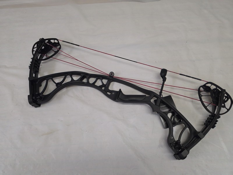 Hoyt Torrex XT 60 - 70lbs/25.5" - 30"/Blackout Keep Hammering