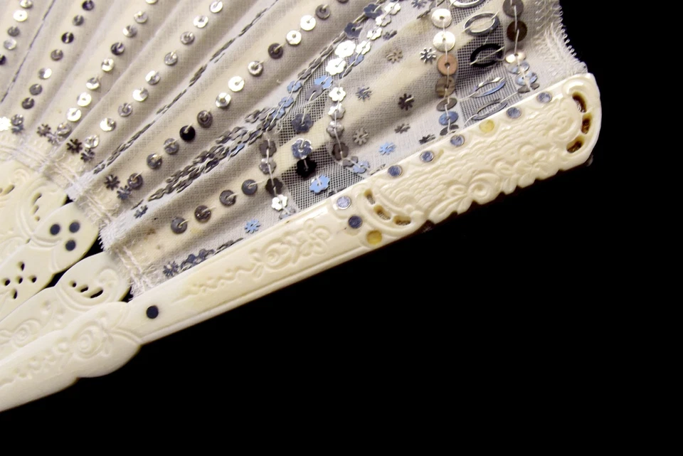 Antiguo abanico de mano raro forma globo lentejuelas hoja de seda Foto 3 de 4