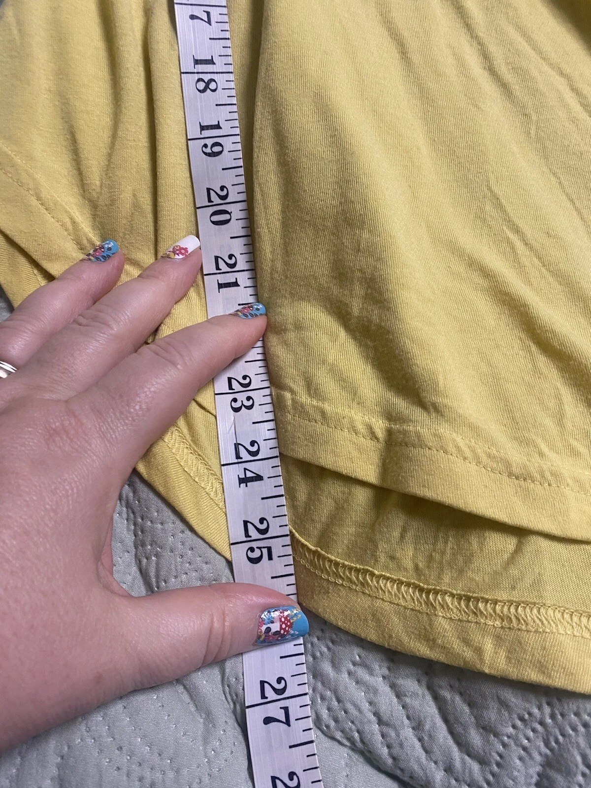 gymshark essential slanted hem line small hole shirt