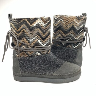 Tom s Nepal Boho Suede Textile Yarn Chevron Zig Zag Faux Fur Lined Boots 6.5