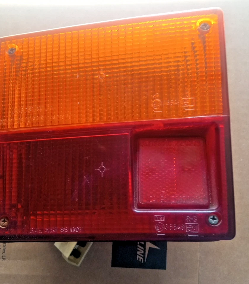 86-91 YUGO GV 左尾灯带琥珀色旋转灯 LOC-172DG — 第 3/4 张图片