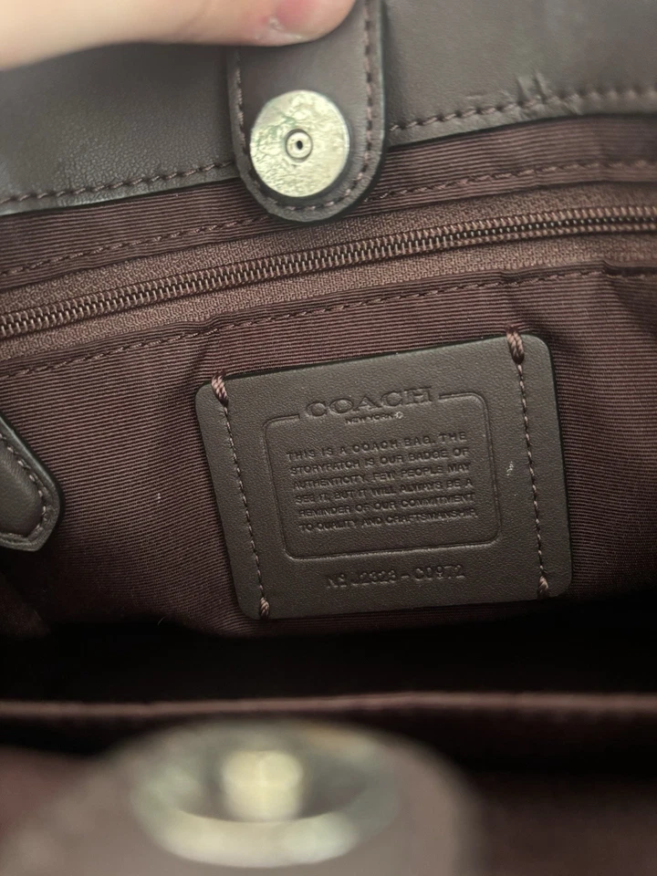 Bolso de Mano Coach Dempsey 22 Negro Signature Jacquard Silver Stars 9”x7.75” Usado en Excelente Condición* Leer Foto 4 de 4