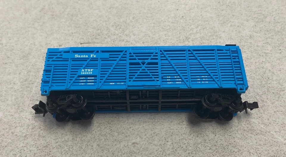 Model Power N Scale ATSF Cattle Car 3555 - Image 3 of 4