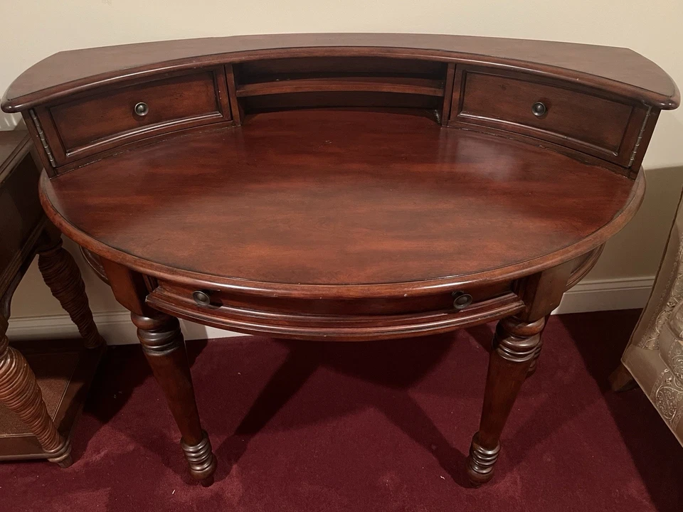 Seven Seas by Hooker Mueble Escritorio Curvo Madera Dos Estantes Superiores y uno Inferior Foto 2 de 4