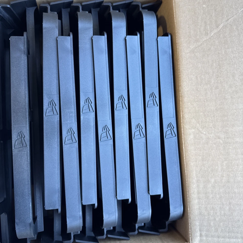 NUEVA ERA LISTONES PARED SOMBRERO BANDEJAS ESTANTE ESTANTE EXHIBICIÓN DORMITORIO MINORISTA EQUIPADO LOTE DE 9 Foto 2 de 4