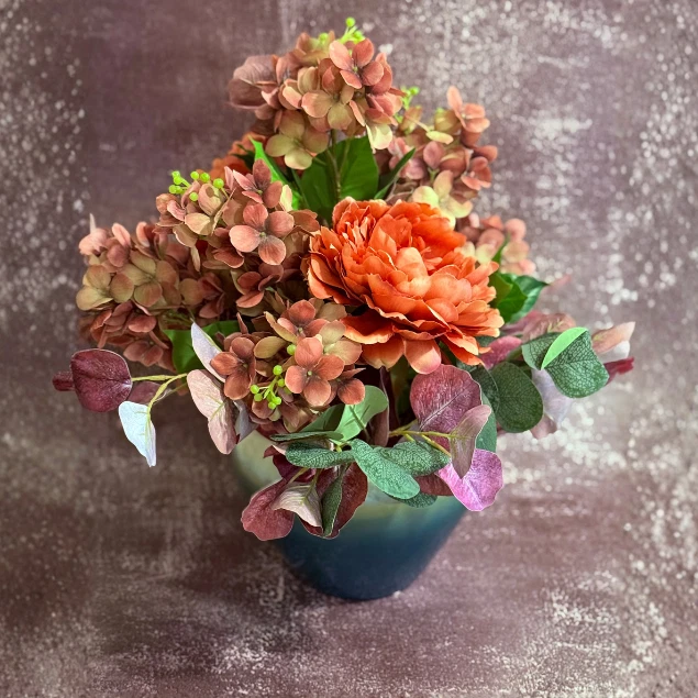 Centro de mesa con arreglo floral sintético de peonía y hortensia coralina en cuenco de cerámica Foto 2 de 4