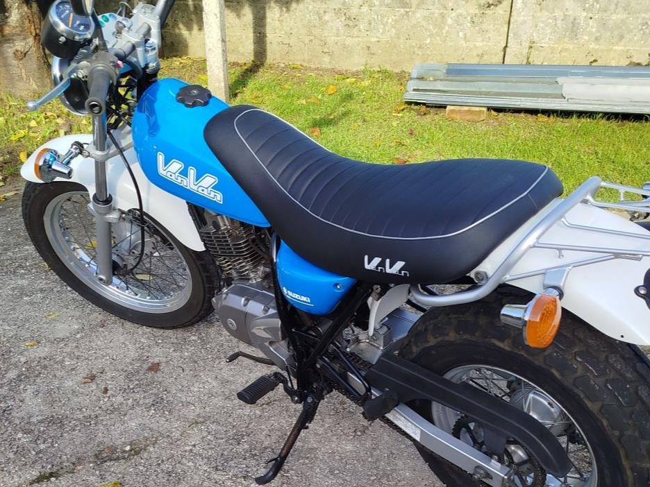 Housse de siège Suzuki Van Van 125 RV125 noire sur mesure Top Sellerie France