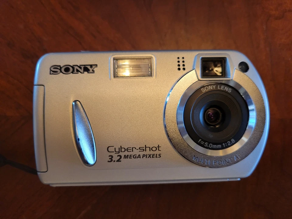 Sony DSC-P32 Cybershot Digital Camera 3.2MP Silver Complete Cables - Image 2 of 4