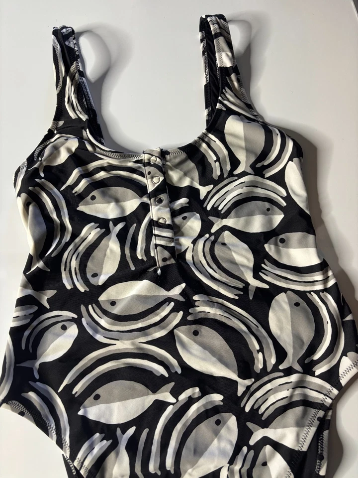 Traje de baño Aerie negro gris estampado de peces de 1 pieza Henley M Foto 2 de 4