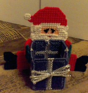SANTA -- PICK ME UP PAL -- BASKET HUGGER IN PLASTIC CANVAS