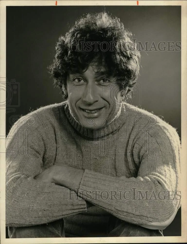 1974 Press Photo Actor Paul Sand in "Paul Sand in Friends & Lovers" TV Series - 画像1/2