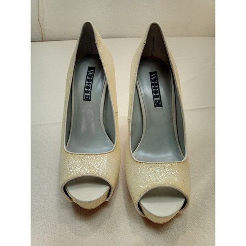 Vera Wang White Collection 9.5M Stiletto Heel Pumps Ivory Peep Toe - Picture 6 of 10