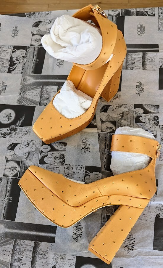 Rare Jimmy Choo x Sailor Moon Collab - Sailor Venus Rare Jimmy Choo x Sailor Moon Collab - Sailor Venus