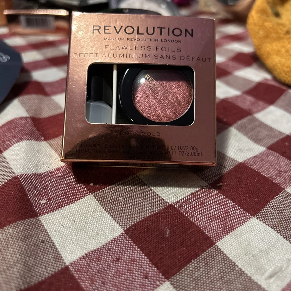 Revolution Flawless Foils Metallic Eyeshadow & Primer Set "ROSE GOLD” - NIB - Image 3 of 3