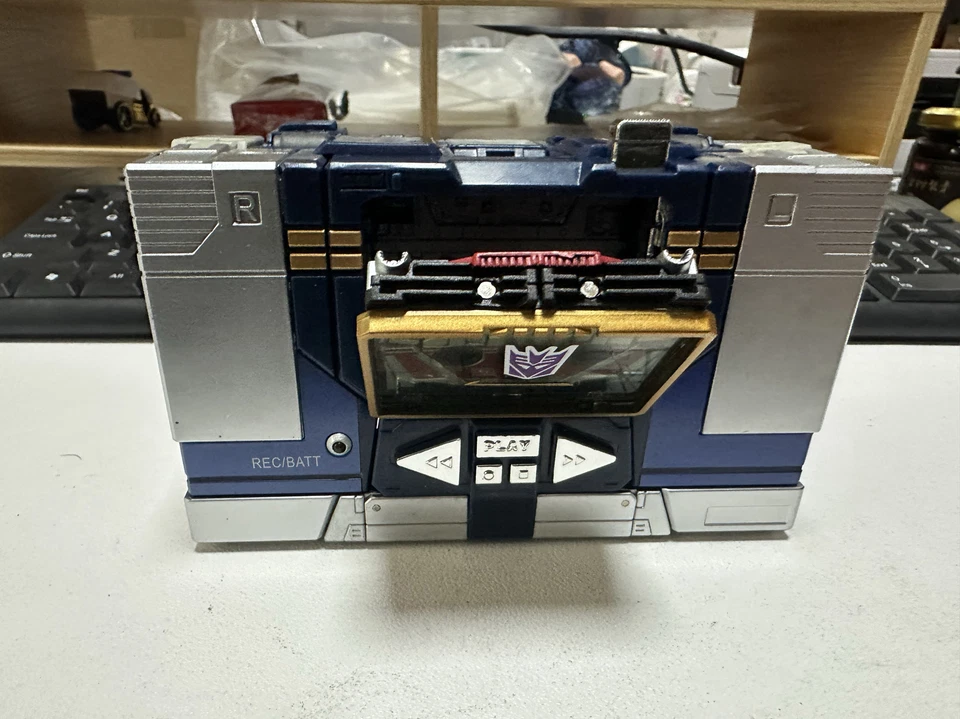 Masterpiece MP13 Soundwave Cassette Laserbeak 10“ Action Figure Toy New in Box - Image 4 of 4