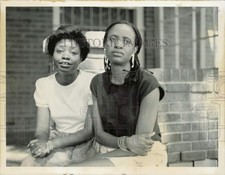 1991 Press Photo Athena Eisenman and Lorelei Taylor talk about Carson Elementary