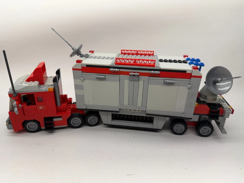 WWE C3 StackDown Hauler Building Set The Rock Daniel Bryan Mark Henry 21061 - Image 2 of 4