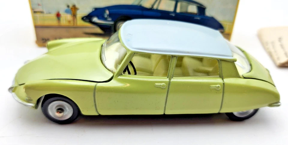 Vintage Dinky Toys 530 DS 19 Citroen Light Green & Grey With Box. France - Image 2 of 4