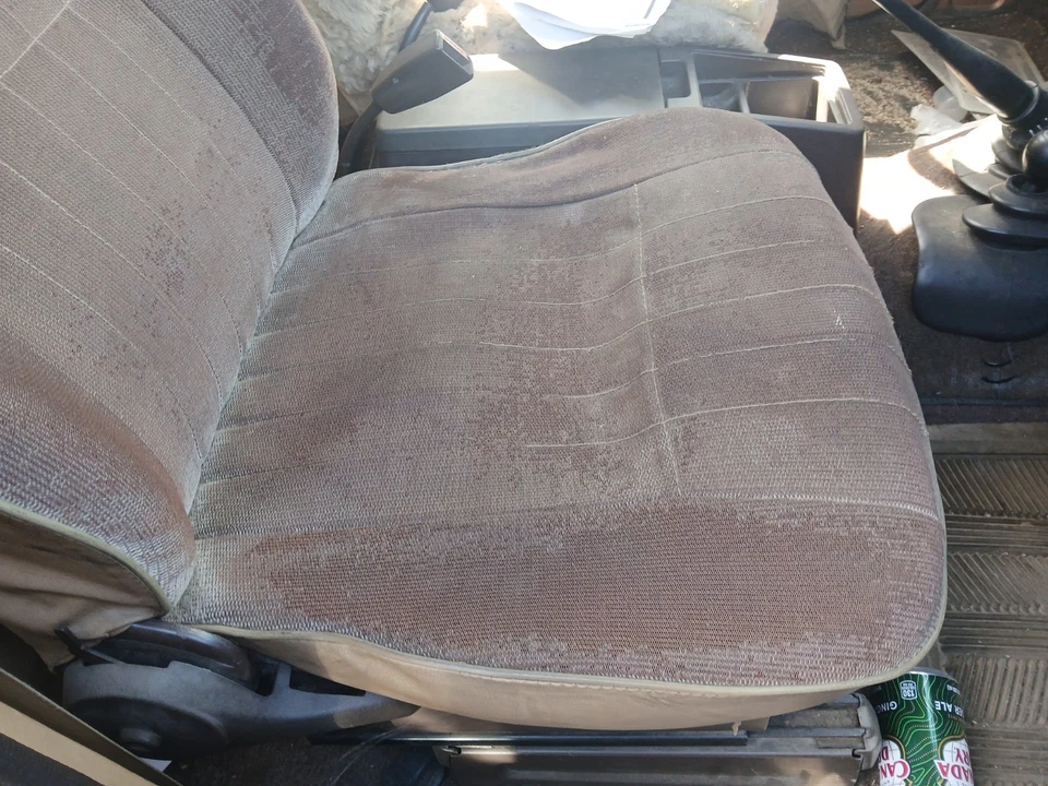 1986 Isuzu Trooper 4 DOOR brown cloth Right front Seat FLAWS - Image 2 of 4