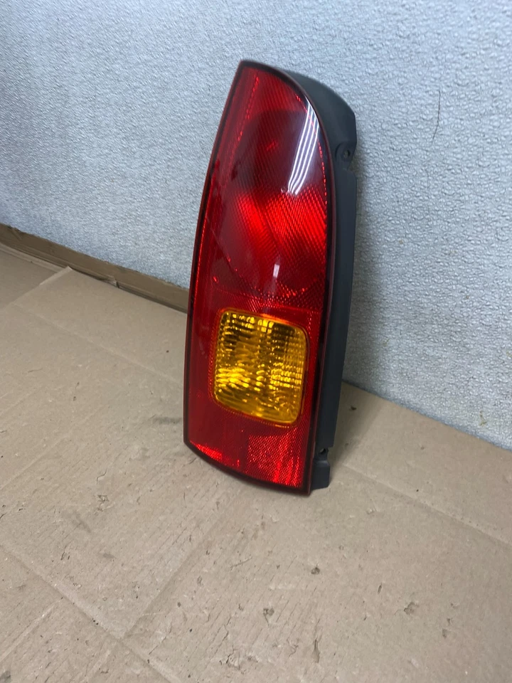 Luz trasera lateral izquierda Nissan Quest 1999 a 2000 OEM U6681 DW Foto 2 de 4
