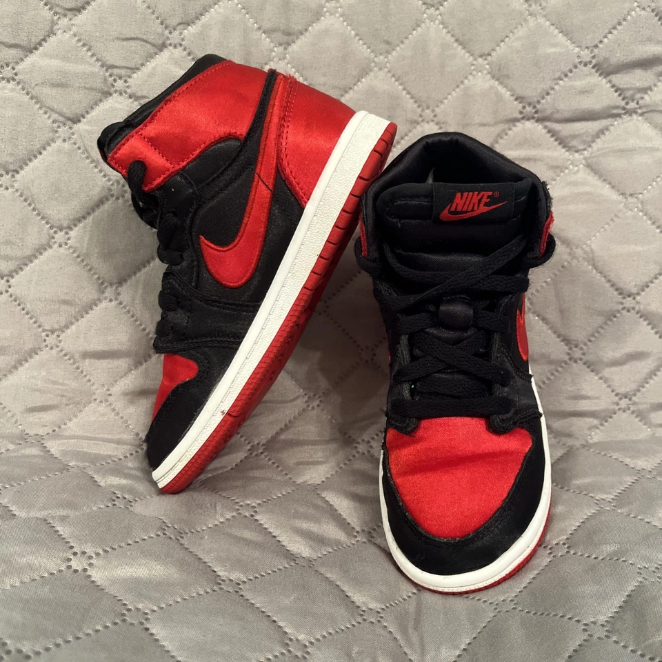 Zapato Jordan 1 Retro Alto OG Satin Bred (TD) Talla 10C FD5305-061 Negro/Universitario Foto 3 de 4