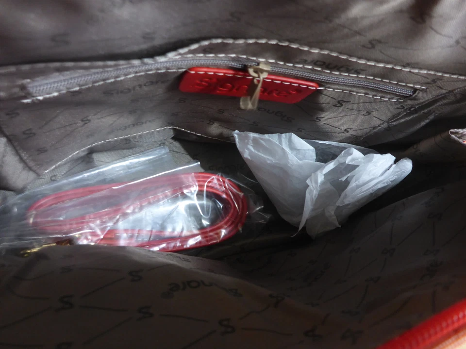 Signare Wild Strawberry Art Tapestry Casual Convertible Shoulder Grab Bag Red - Image 4 of 4