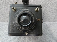 VINTAGE BROWNIE USA SIX-20 BOX CAMERA