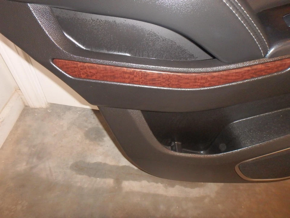 2017 GMC YUKON DRIVERSIDE REAR DOOR PANEL W/PWR BLACK WOODGRAIN PART#84192472 Foto 4 de 4