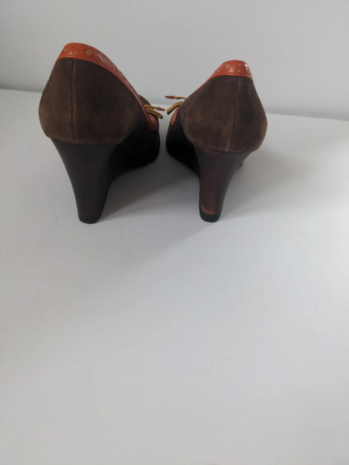 Kenneth Cole Reaction Wedge Heel Size 7.5 Brown Suede With Orange Trim - Image 3 of 4