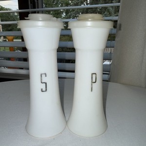 Vintage Tupperware 6.5" White Hourglass Flip Top Salt & Pepper Shakers Set #718