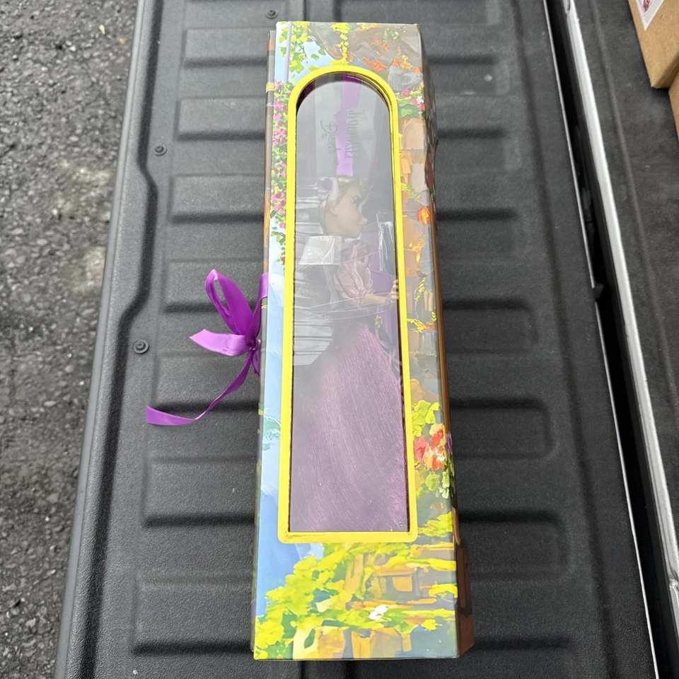 "Muñeca Rapunzel 2025 Disney Tangled 15 aniversario edición limitada 17"" en mano" Foto 4 de 4