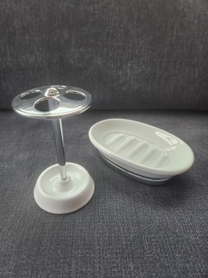 Luxuriöses InterDesign Badezimmerset: Seifenschale und Zahnbürstenhalter.