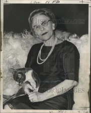1966 Press Photo Ethel Crumb Brett, director of Le Petit Theatre, holds Kitsy