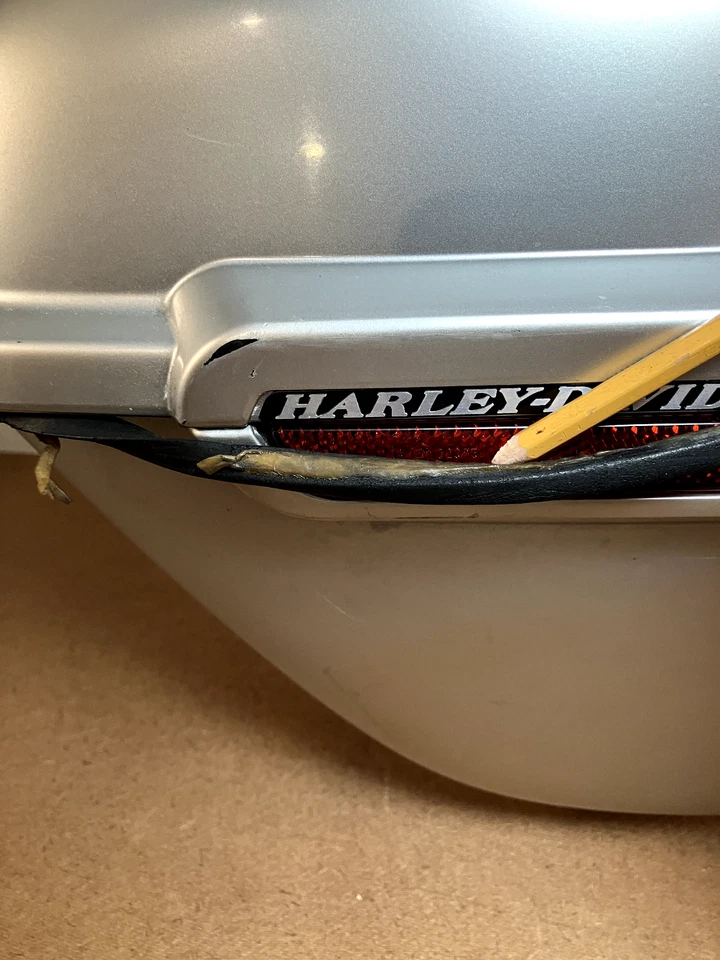 Alforja de plástico duro izquierda Harley Sportster 91412-04 soporte señal Mutazu OEM Foto 2 de 4