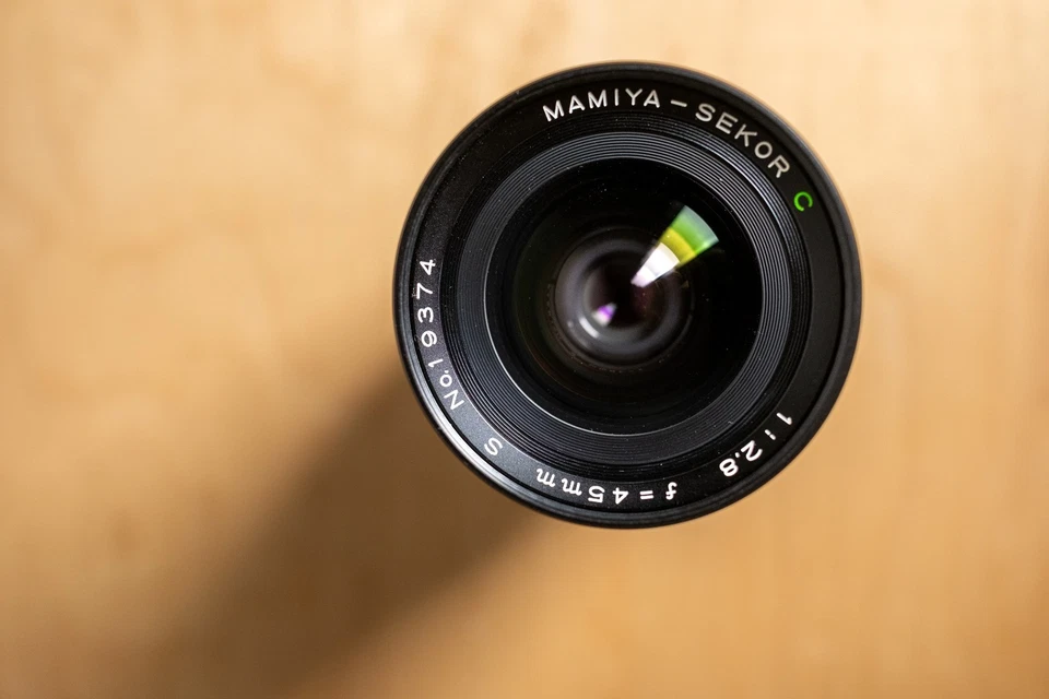 Lente compacta de vidrio limpio Mamiya 645 45 mm f2,8 Sekor C, con adaptador Canon RF Foto 2 de 4